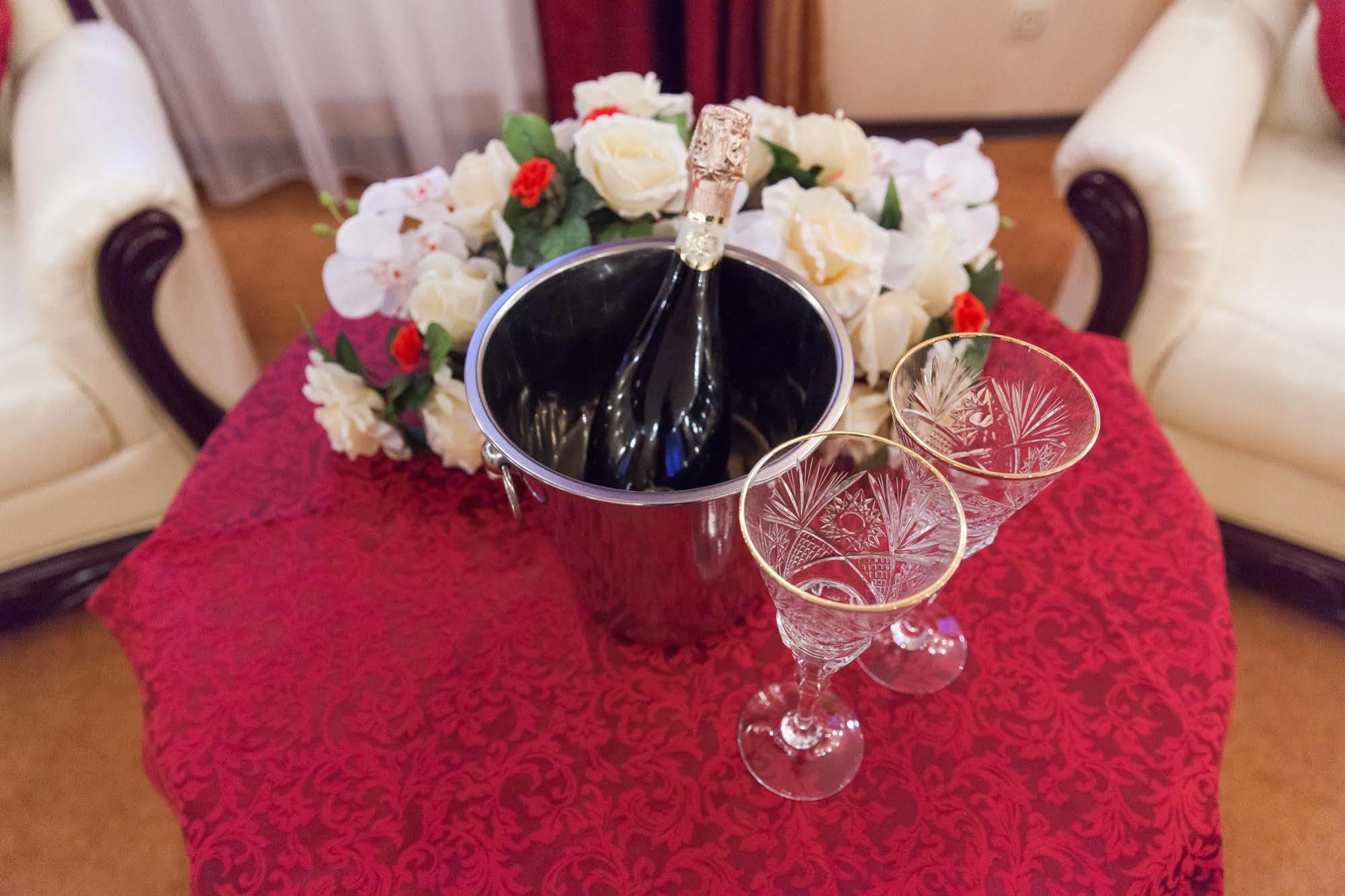 Gubernsky Hotel Minsk Ngoại thất bức ảnh