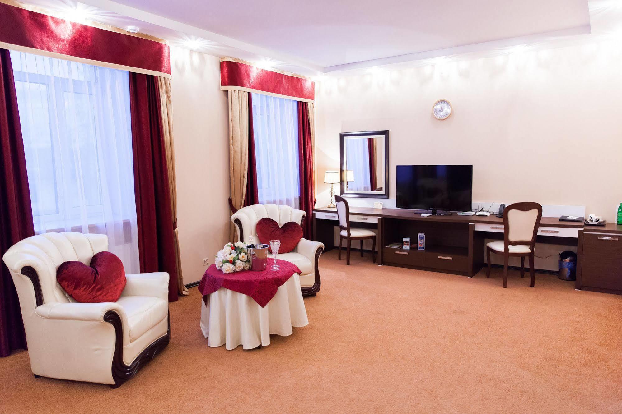 Gubernsky Hotel Minsk Ngoại thất bức ảnh